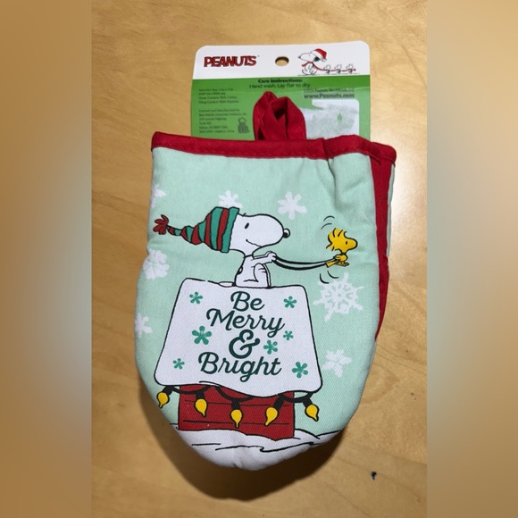 🍰 Peanuts 2 pack silicone mini oven mitts, NWT - Picture 2 of 3